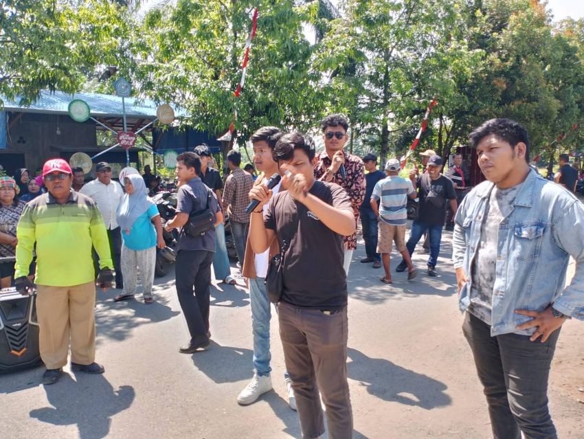 Ratusan Warga dan Mahasiswa Forum Silaturahmi Sumut Demo, Tuntut Kades  Tandem Hilir I  Herianto Mundur!!!