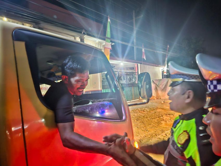 Satlantas Polres Simalungun Hadir Tekan Angka Kecelakaan, Bagikan Kopi Botol untuk Jaga Keselamatan Pengemudi