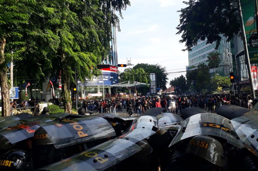Demo Protes Gaji DPR Ricuh, Pagar Kantor DPRDSU Tumbang