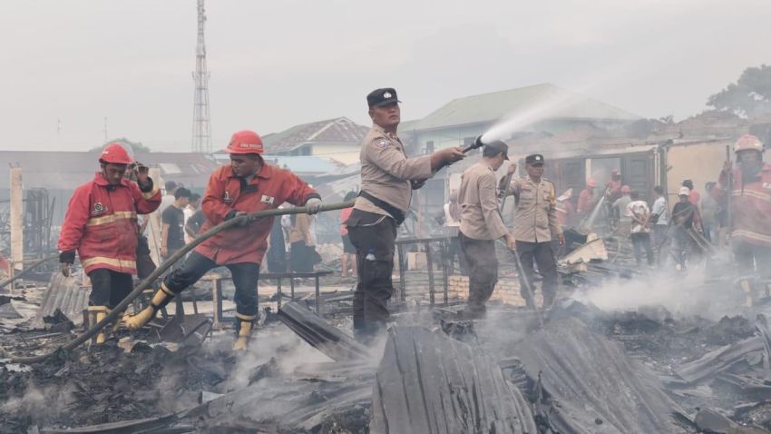 Polsek Serbalawan Polres Simalungun Cepat Bantu Evakuasi 140 Pedagang Korban Kebakaran