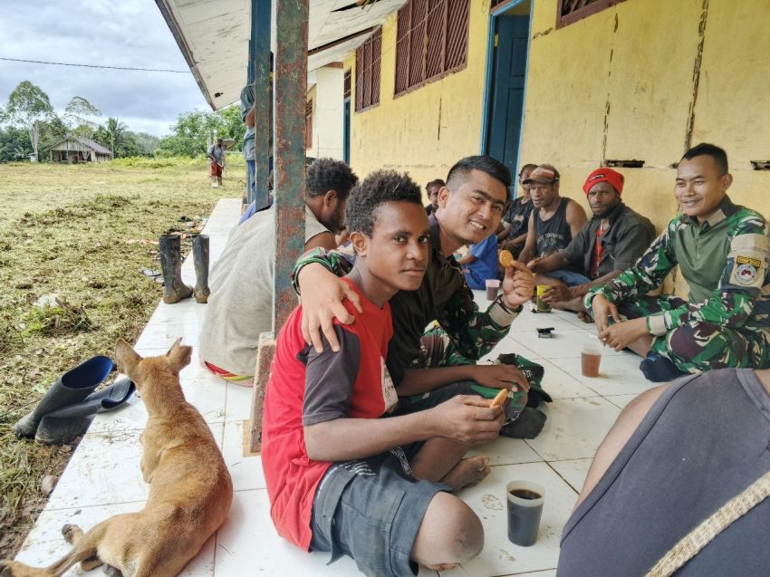Karya Bakti Merah Putih Satgas Yonif 126/KC: Menyemai Harapan di SD Kampung Umap