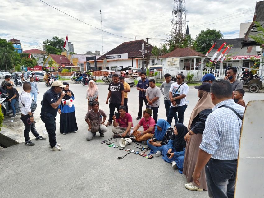 Aksi Unik Wartawan Tanjungbalai: Blokir Jalan dan Hadiahi Celana Dalam untuk Kasat Narkoba