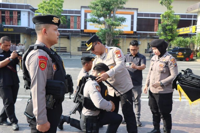 Kapolrestabes Medan Serahkan Rompi Anti Sayat