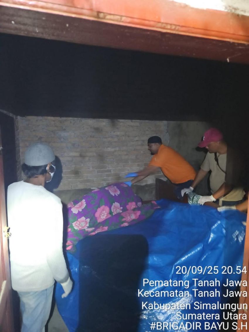 Geger...,Polsek Tanah Jawa Evakuasi Mayat Tukang Becak