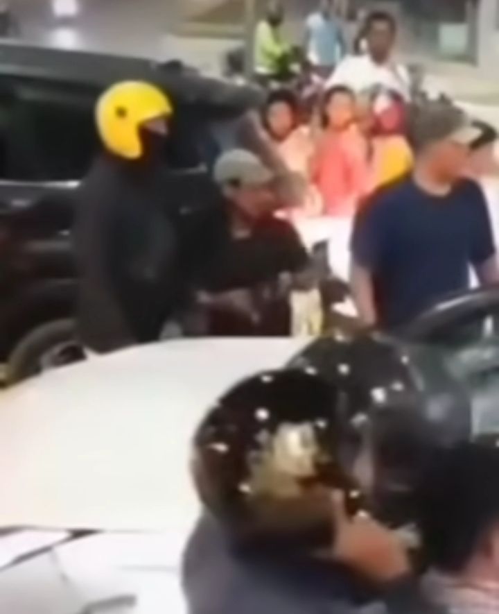 Mobil Diduga Tabrak Lari Dirusak Massa