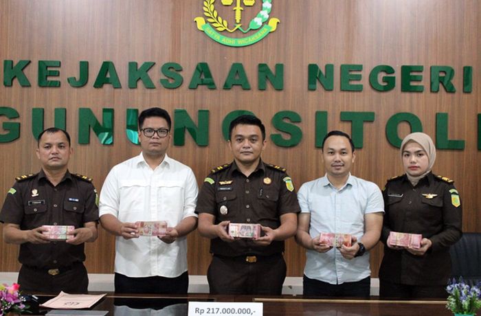 Jaksa Penyidik Kejari Gunungsitoli Terima Penitipan Uang Rp 217 Juta Dari Tersangka ETG Terkait Dugaan Korupsi di Nias Barat