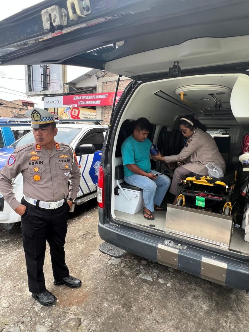 Sat Lantas Polres Pakpak Bharat Periksa Kesehatan Dan Bagi Vitamin Ke Para Supir Dan Penumpang.