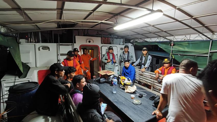Bakamla RI Selamatkan 8 Nelayan di Perairan Makassar