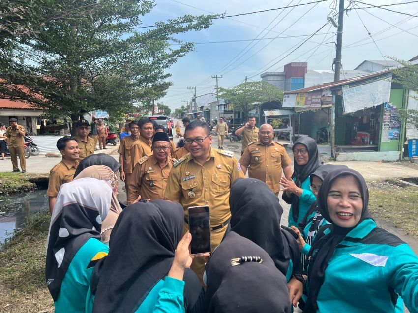 Bupati-Wabup Deliserdang Tinjau Jalan yang Baru Diaspal di Desa Cinta Rakyat
