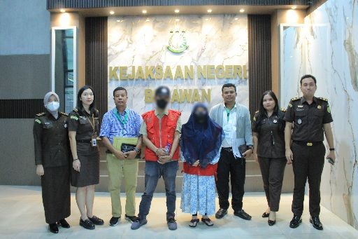 Kejari  Belawan Tahan EY dan TJT tersangka Dana BOS SMAN 19 Medan Tahun 2022- 2023.