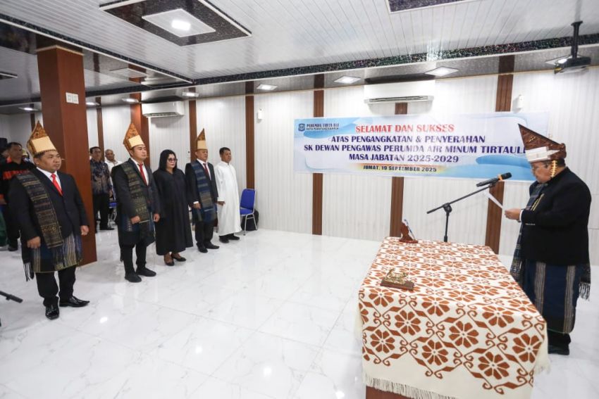 Wali Kota Wesly Serahkan SK 3 Dewas Perumda Air Minum Tirtauli 2025-2029