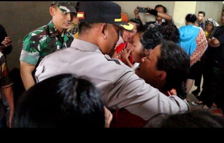 Ibu-Ibu Lamtoras Terharu dan Menangis Mendengar Pesan Kemanusiaan Kapolres Simalungun