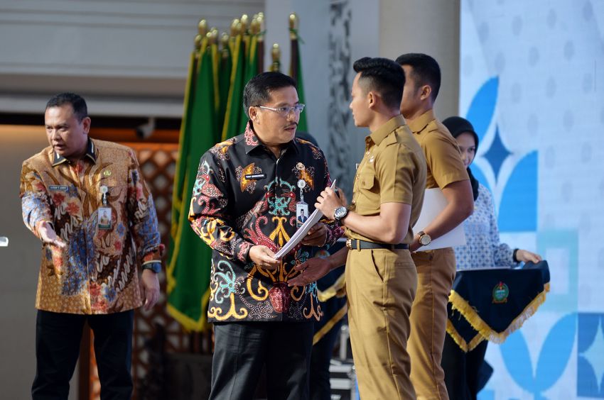 Serahkan 64 SK CPNS IPDN, Sekdaprov Sumut Tekankan Pentingnya Disiplin, Belajar, dan Networking