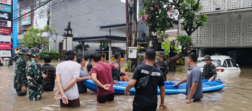 TNI Bergerak Cepat Evakuasi Korban Banjir di Denpasar, Kodam IX/Udayana Kerahkan Ratusan Prajurit