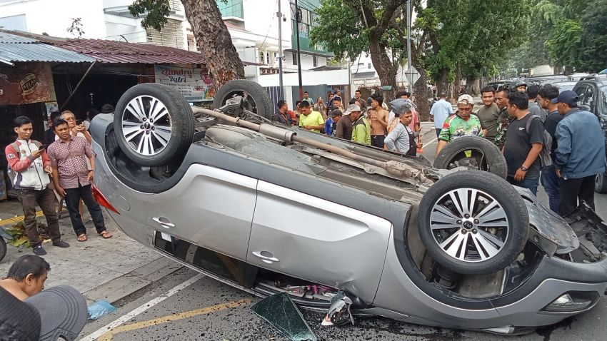Sedan Terguling di Putri Hijau