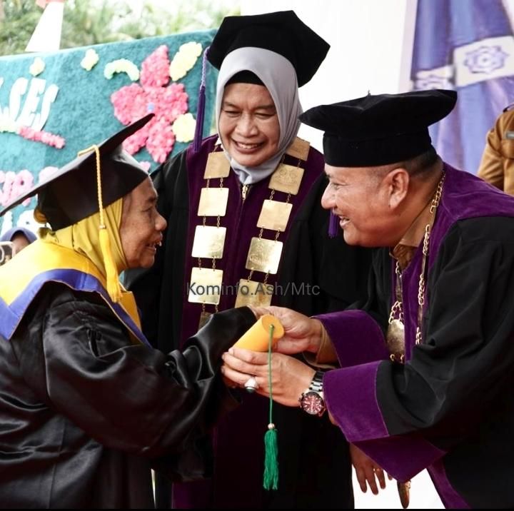 Wakil Bupati Asahan Lantik 25 Wisudawan Wisudawati Lansia