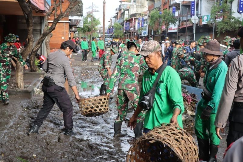 Tim Gabungan TNI dan Polri  di Terjunkan ke 147 Titik Banjir 32 Titik Bencana Longsor