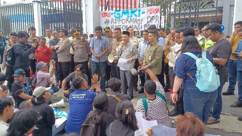 Aksi GMKI di DPRD Medan,  Wong Chun Sen SEMBUNYI, Tak Mau Bertemu Massa