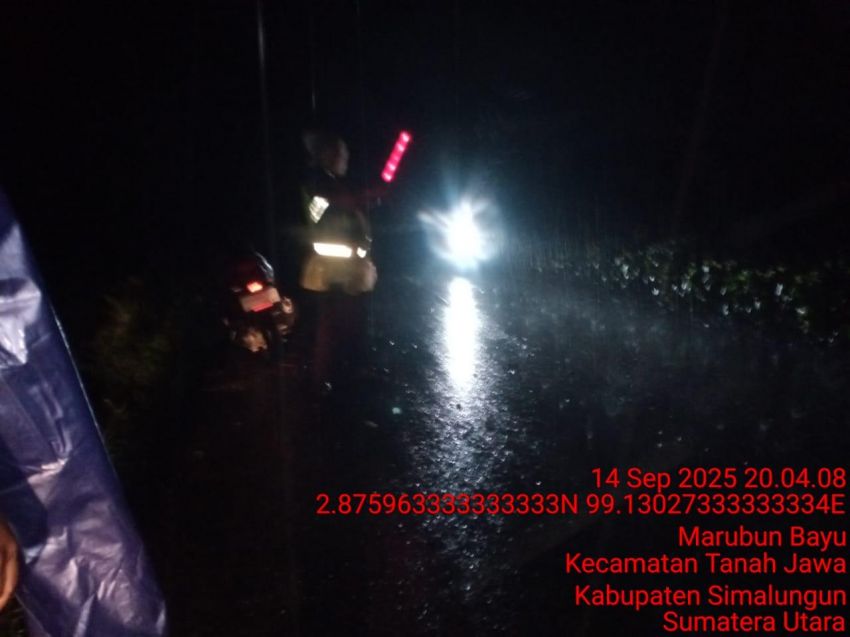 Truck Masuk Gorong-Gorong, Ini Yang Dilakukan Unit Lantas Polsek Tanah Jawa