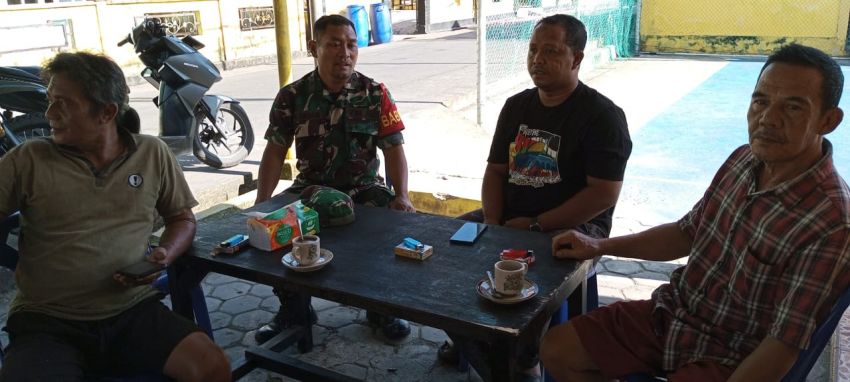 Babinsa Desa Kampung Hilir Koordinasi dengan PLN untuk Atasi Gangguan Hewan Monyet