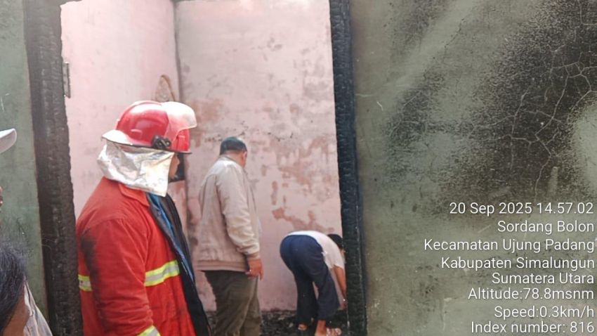 Polsek Bosar Maligas Sigap Tangani Kebakaran Rumah Warga, Kerugian Capai Rp 200 Juta