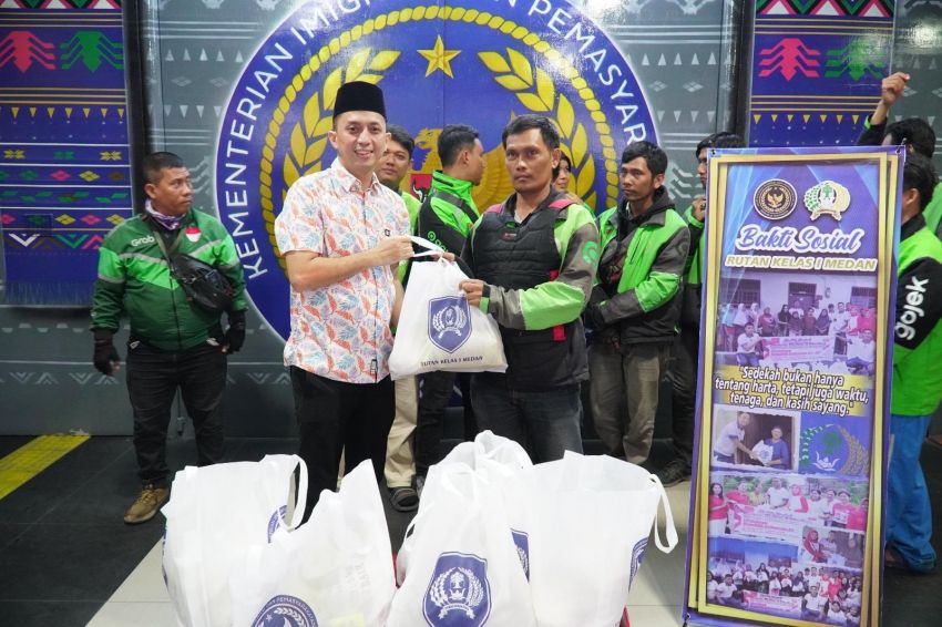 Rutan Medan Bagikan 50 Paket Bansos kepada Pengemudi Ojek Online