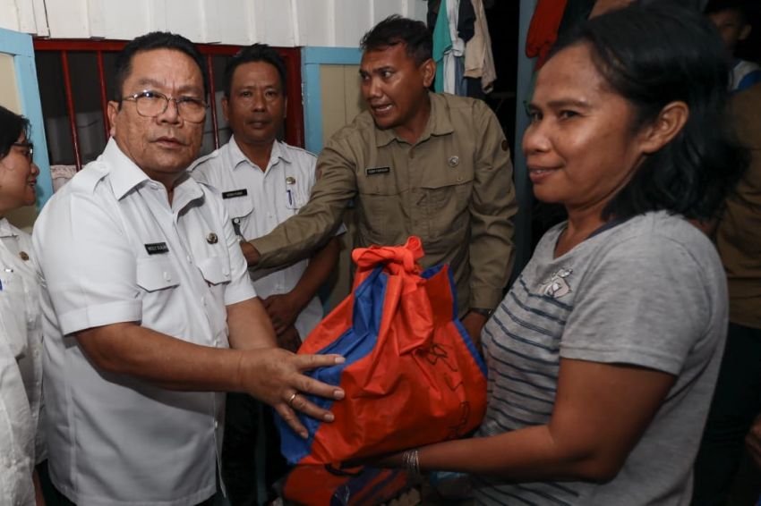 Wesly Silalahi Serahkan Bantuan Bagi Warga Korban Angin Puting Beliung