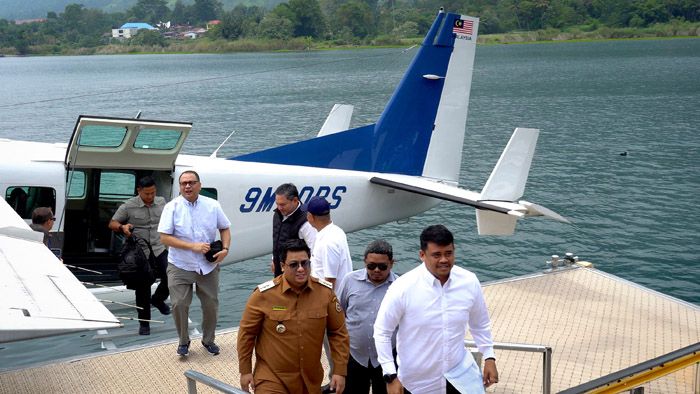 Transportasi Baru di Danau Toba, Bobby Nasution Jajal Pesawat Amfibi