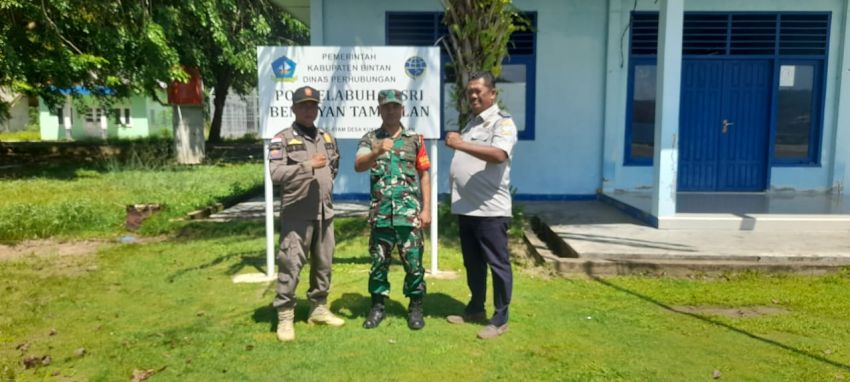 Babinsa Koramil 07/Tambelan Sertu Ruksin Yadani Laksanakan Patroli dan Pengamanan Pelabuhan Bersama Dinas Perhubungan dan Satpol PP