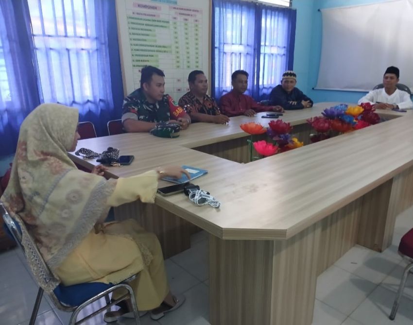 Babinsa Batu Lepuk Gelar Komsos dengan Komite SMPN 14 dan Pihak Sekolah