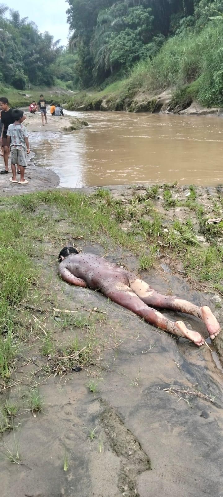 Warga Tadukan Raga Temukan Mayat di Pinggir Sungai Blumai