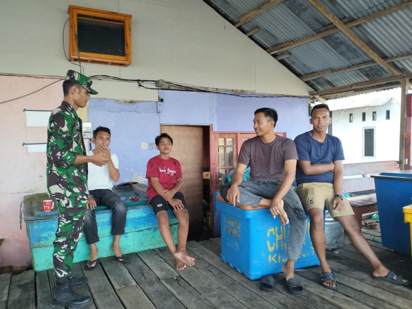 Babinsa Pulau Mentebung Berikan Edukasi Bijak Bermedia Sosial kepada Pemuda Pemudi