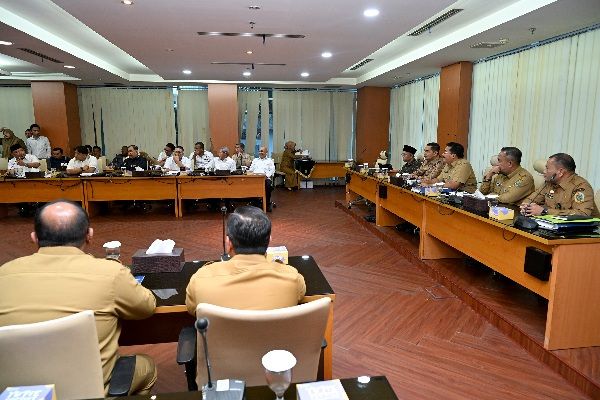 Sekdaprov Serahkan Rancangan KUA dan PPAS Perubahan APBD 2025 ke Banggar DPRD Sumut