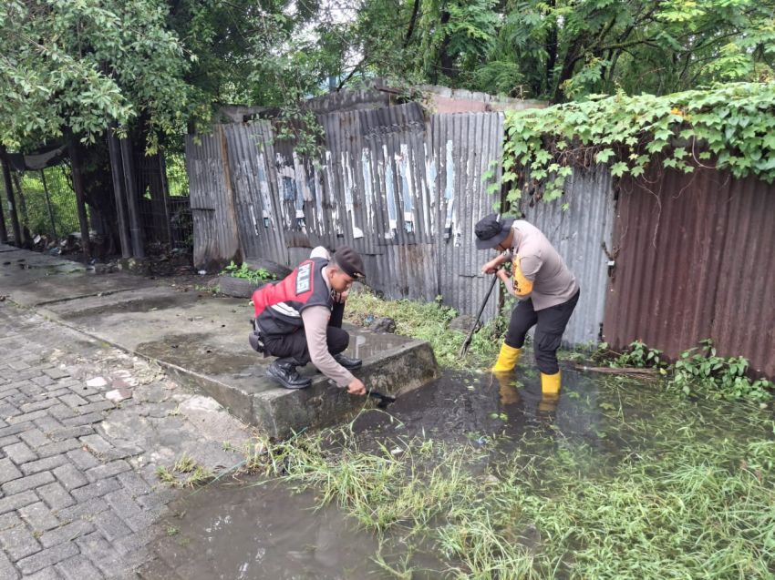 Personel Ditsamapta Polda Sumut Sigap Bantu Warga di Tengah Banjir Jalan SM Raja &ndash; Amplas Medan