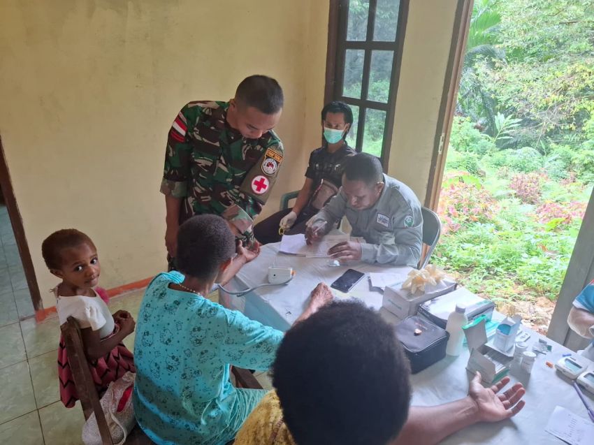 Optimalisasi Pelayanan Kesehatan, TNI Bersama Puskesmas Kombut Lakukan Pusling di Amuan