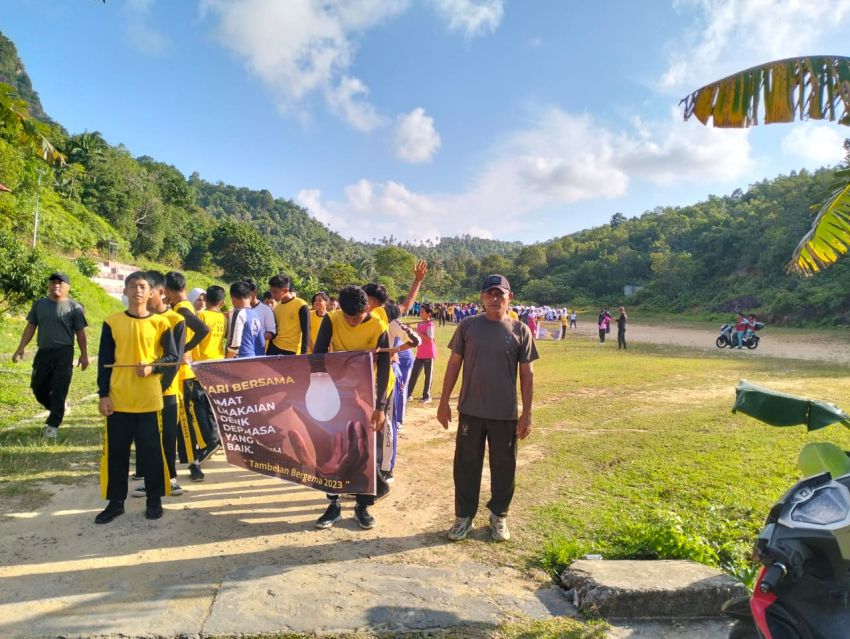 Wujud nyata Kemanunggalan TNI dengan Rakyat di Tambelan, melalui Gerakan Peduli Lingkungan dan Sayang Anak