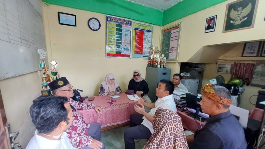 Zulkarnaen SKM  Bantu Biaya Pendidikan Siswa Muhammadiyah- 27  Sampai Tamat SD
