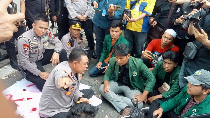 Pengunjukrasa Dari Mahasiswa USU,  Desak Kapolda Sumut Mundur