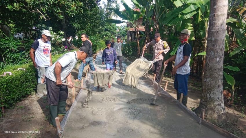 Polsek Bosar Maligas Kawal Pembangunan Rabat Beton, Bhabinkamtibmas Ajak Warga Jaga Kamtibmas di Simalungun