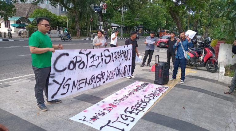 Kantor DPD Golkar Sumut Didemo Mahasiswa Tuntut Edi Surahman Mundur