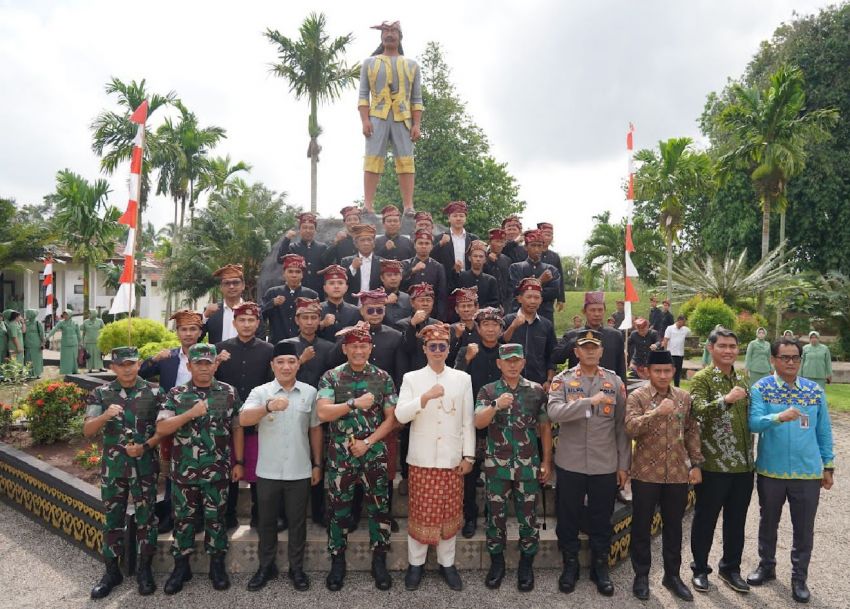 Pangdam XXI/Radin Inten Ziarah ke Makam Pahlawan Nasional Radin Inten II