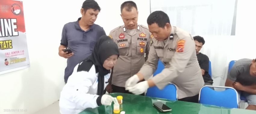 Pencegahan Dini Narkoba Polres Labusel Tes Urine Karyawan PT Rumbiya