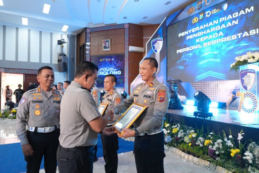 Hari Lalu Lintas Bhayangkara ke-70 Ps Kasat Lantas Polres Labusel Raih Penghargaan dari Kapolda Sumut
