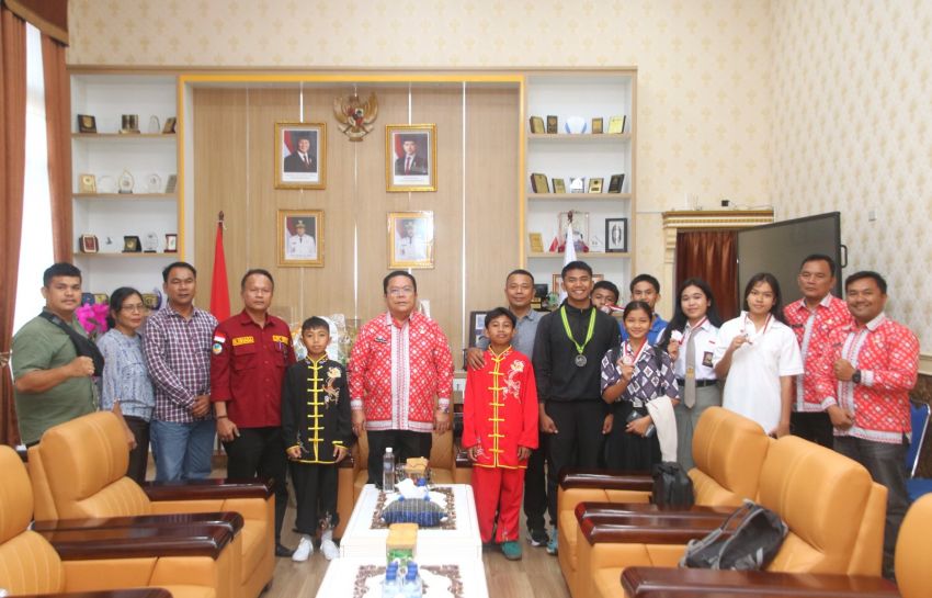 Dukung Olahraga di Pematangsiantar, Wesly Apresiasi 2 Atlet Wushu ke Malaysia