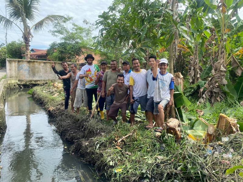 Gotong Royong Bersihkan Drainase, Pemerintah Desa Sambirejo Timur Ajak Warga Peduli Lingkungan