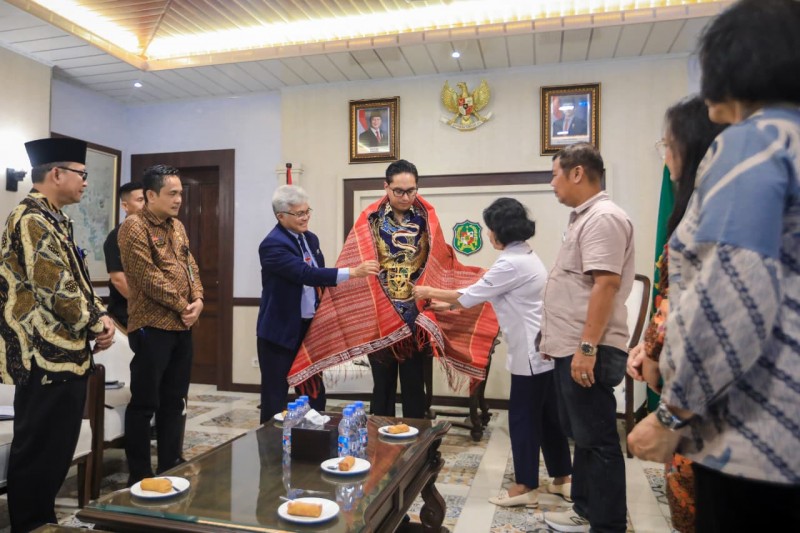 Ungkapan Rasa Syukur dan Bangga, Rico Waas Disematkan Ulos Jemaat HKBP Resort Maranatha.