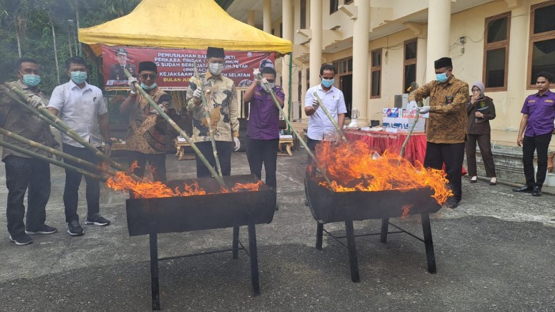 Kejari Aceh Selatan Musnahkan Ribuan Gram Narkotika dan Obat Ilegal