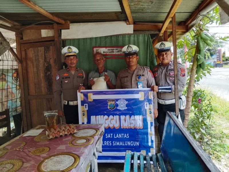 KBO Sat Lantas Polres Simalungun Salurkan Bantuan Minggu Kasih, Wujud Kepedulian Polri kepada Warga Kurang Mampu