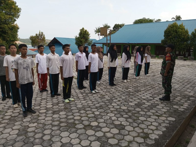 Bentuk generasi emas, Babinsa Koramil 07/Tambelan berikan Pelatihan PBB murid SMAN 1 Tambelan