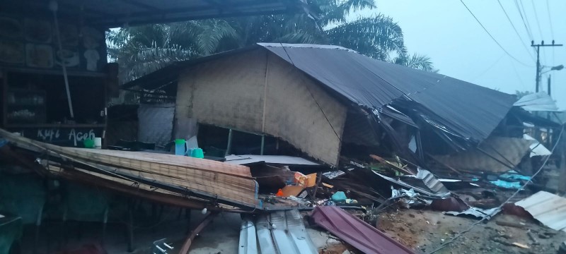 Bus ALS Seruduk Warung Hingga Terbalik, 5 Terluka